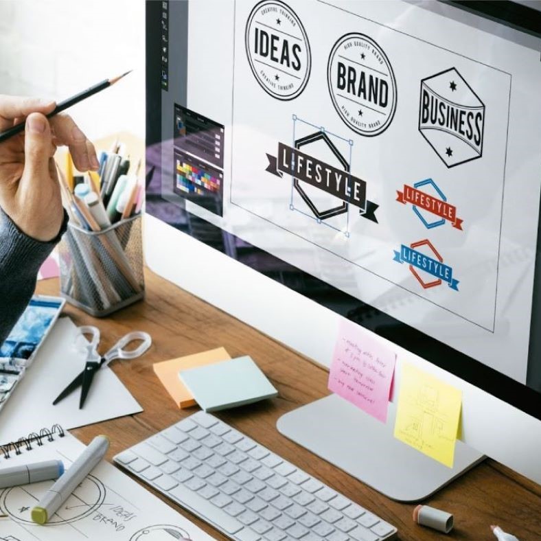 Persona diseñando en su computadora