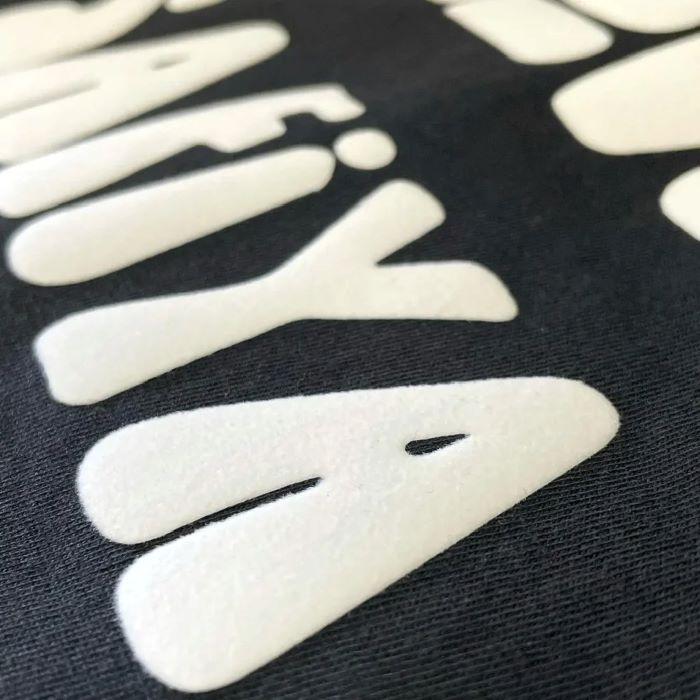 Remera con vinilo textil flock