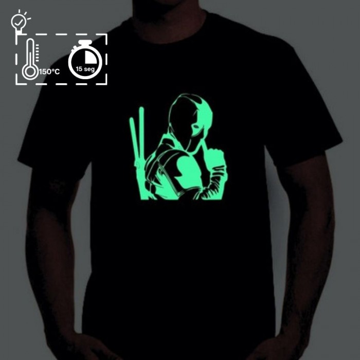 Remera con vinilo fosforescente brillando en la oscuridad