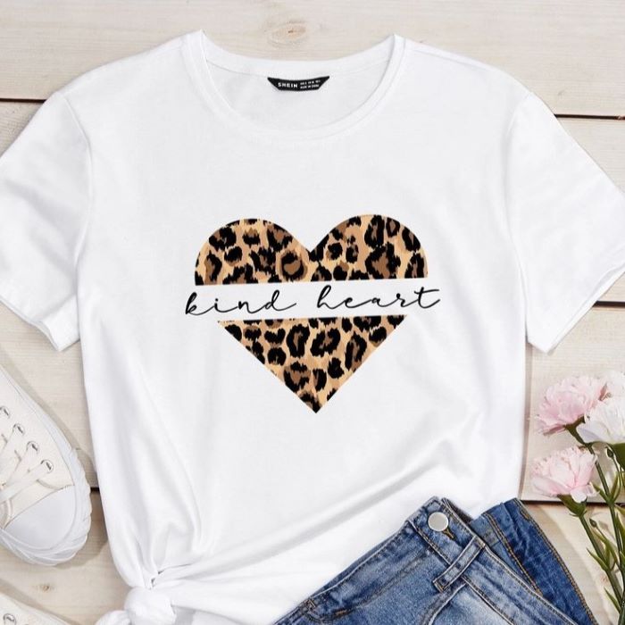 Remera con vinilo textura leopardo